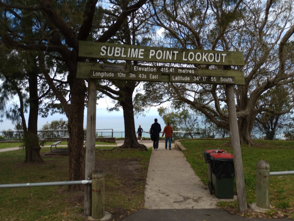 Ein Schild mit der Aufschrift "Sublime Point Lookout". Darunter stehen ein paar Daten wie die genaue Erhöhung des Punkts.