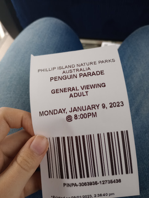 Ein Papierticket, auf dem Folgendes steht "Phillip Island Nature Parks Australia. Penguin Parade. General Viewing Adult. Monday, January 9, 2023 @ 8:00pm"
Darunter ist ein Strichcode